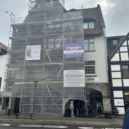 Historisches Gebäude eingerüstet für Fassaden- oder Restaurierungsarbeiten.